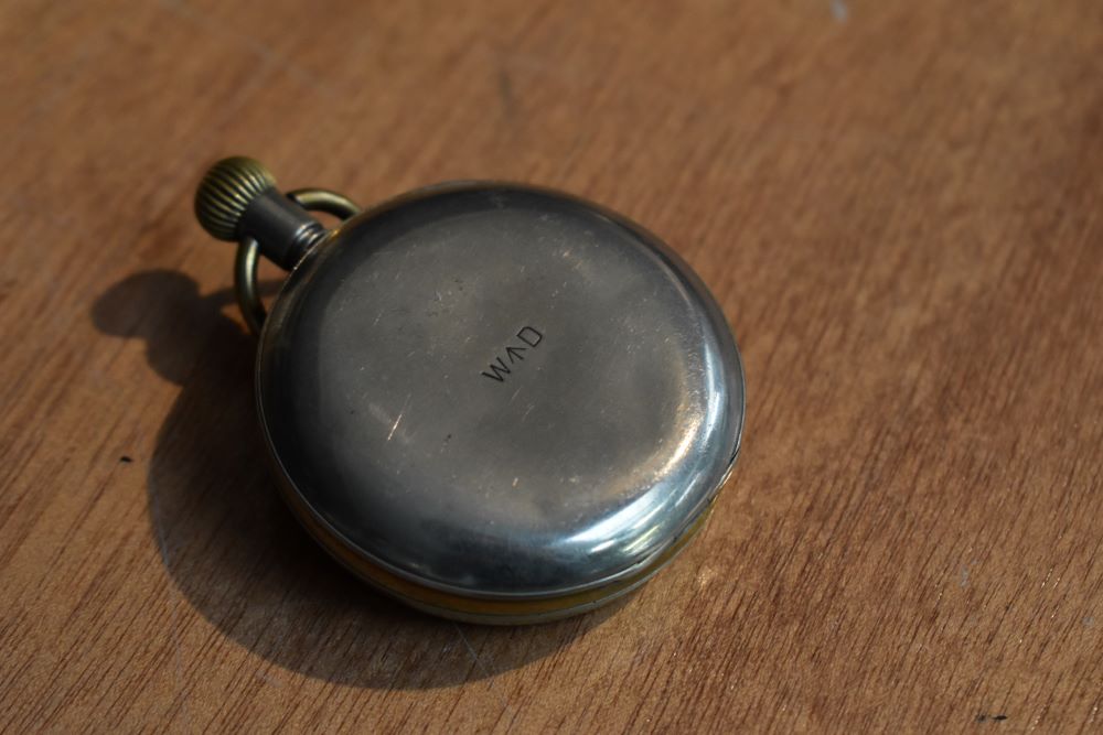 A Military 8 Day Pocket Watch by Etienne & Co, Swiss Made mark IV, dial numbered 832 in case - Image 4 of 5