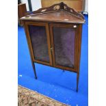 An Edwardian mahogany and inlaid corner display on tapered legs with spade feet