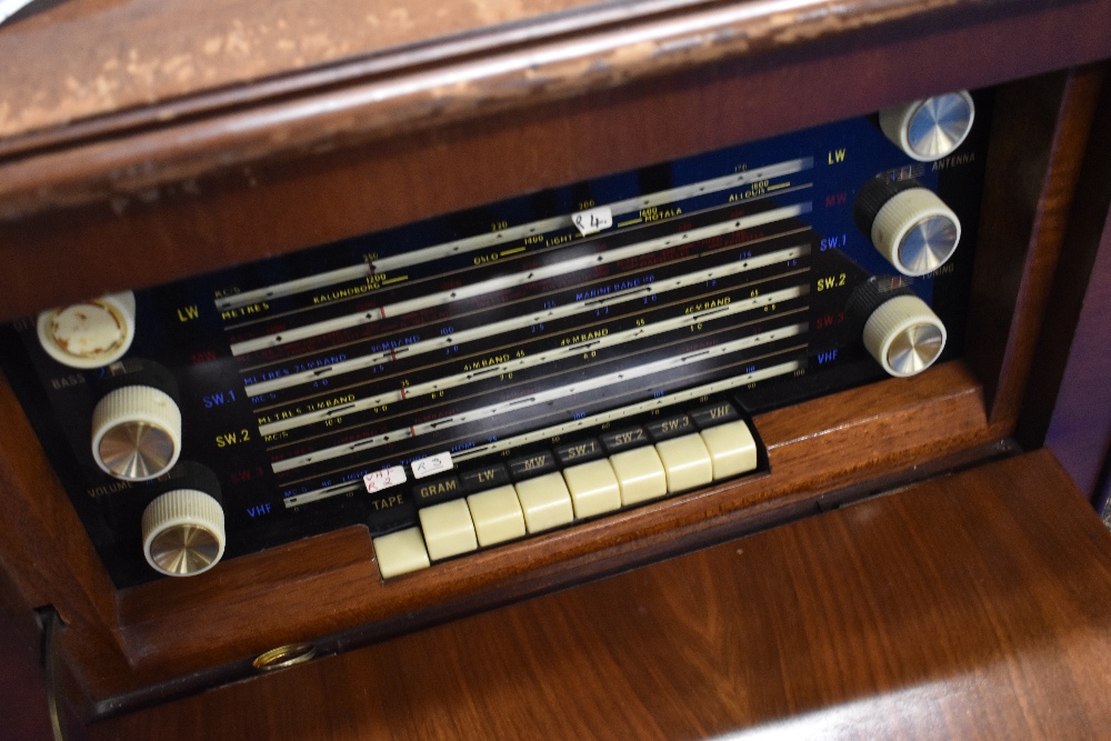 A vintage Dynatron radio gram - Image 3 of 5