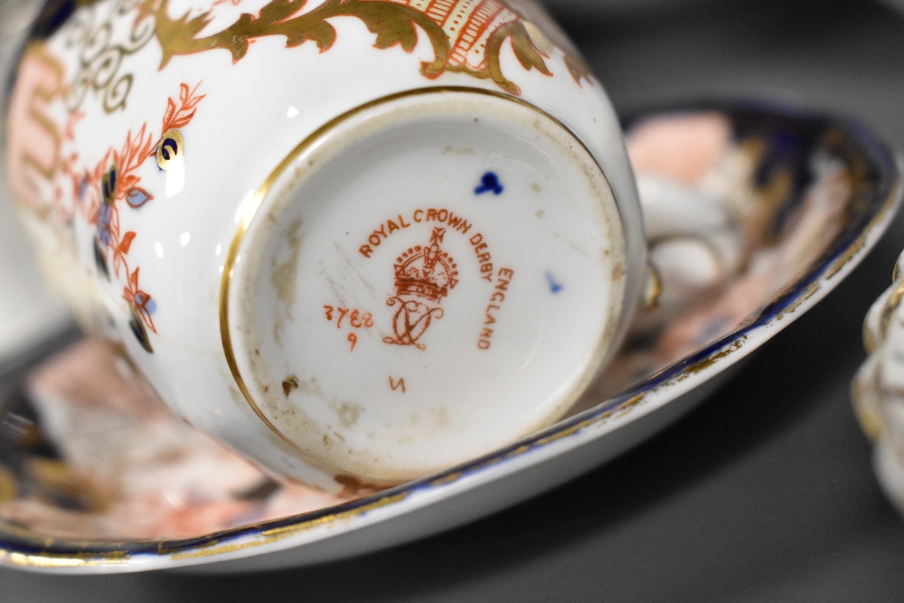 A selection of vintage tea and coffee wares in various designs including Oriental influenced blue - Image 4 of 4