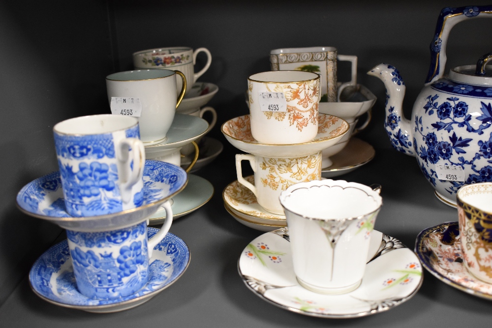 A selection of vintage tea and coffee wares in various designs including Oriental influenced blue - Image 2 of 4