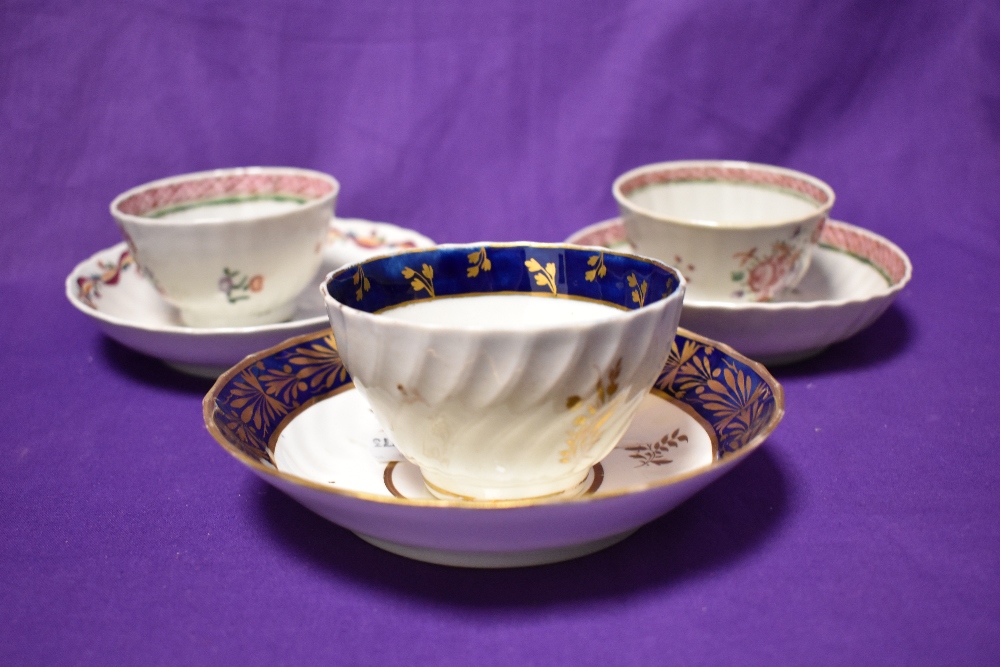 A selection of 18th Century Newhall porcelain tea bowls and saucers etc - Image 3 of 4