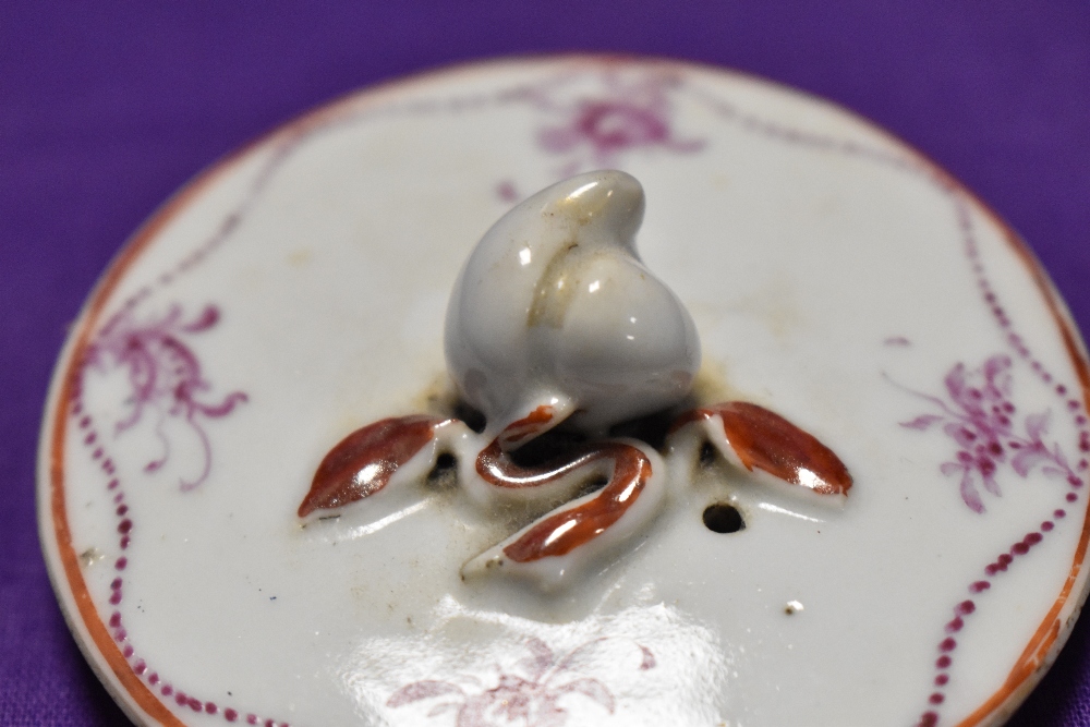 An 18th/19th Century Newhall pottery porcelaine teapot of bullet form, having mauve decoration. - Image 3 of 3