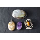 Four pieces of polished stone and silver jewellery including three brooches and a pendant