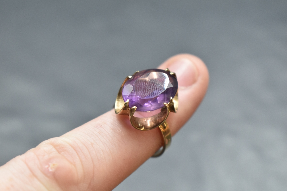 An oval amethyst ring having a claw set stylised mount on a 9ct gold loop, size M & approx 4.7g - Image 2 of 2