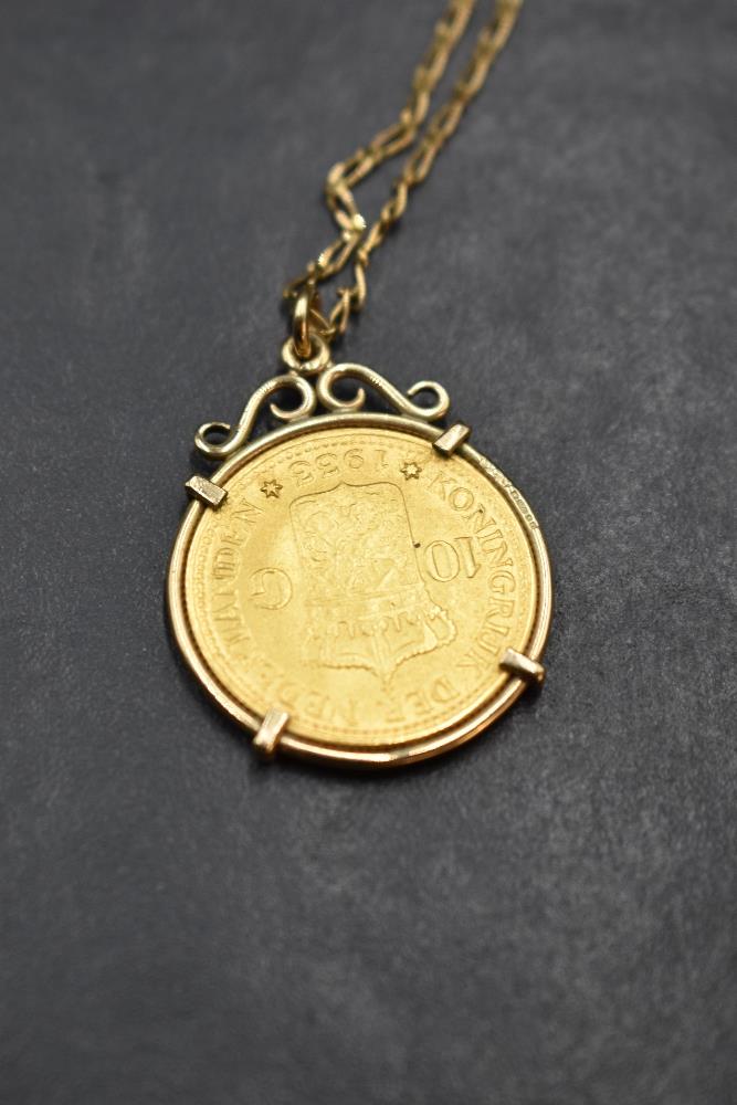 A 10 Guilders (Gulden) Netherlands gold coin in a removable gold mount on a 9ct gold chain, approx - Image 2 of 2