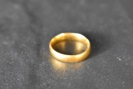 A 22ct gold wedding band, size I & approx 3.6g