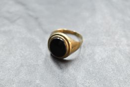 A gent's 9ct gold signet ring having oval jet panel, size V & approx 3.8g