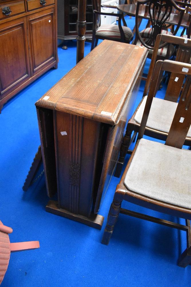 An early 20th Century oak drop leaf dining table