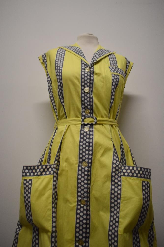 A rather fun 1950s cotton day dress, in medium weight cotton, having bands of grey with white - Image 4 of 8