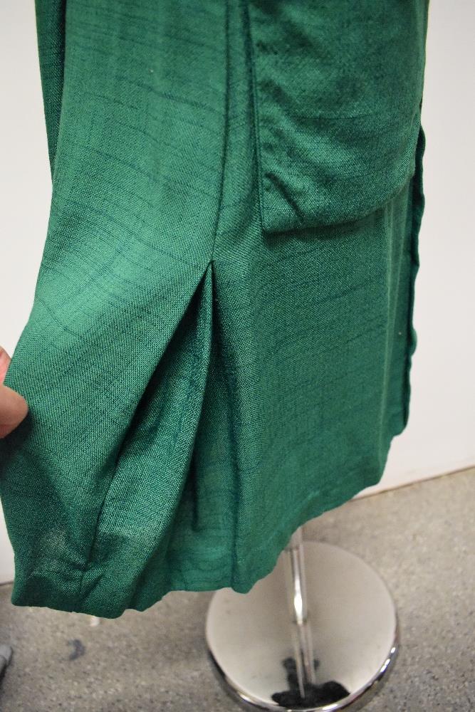 An early 1960s emerald green linen mini dress, having large self covered faux button detail to - Image 5 of 6