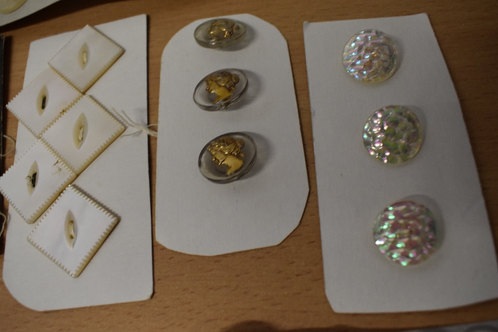 A small collection of vintage and antique buttons including mother of pearl and iridescent glass, - Image 2 of 5