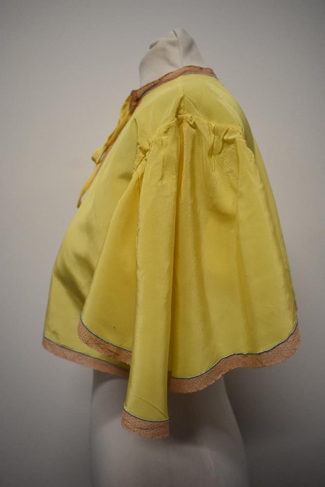 Two beautiful 1930s bed jackets, to include floral floaty sheer crepe with lace, and acid yellow - Image 12 of 12