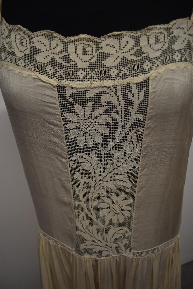 A beautiful 1920s fine cream silk and lace petticoat, small to medium size. - Image 5 of 10