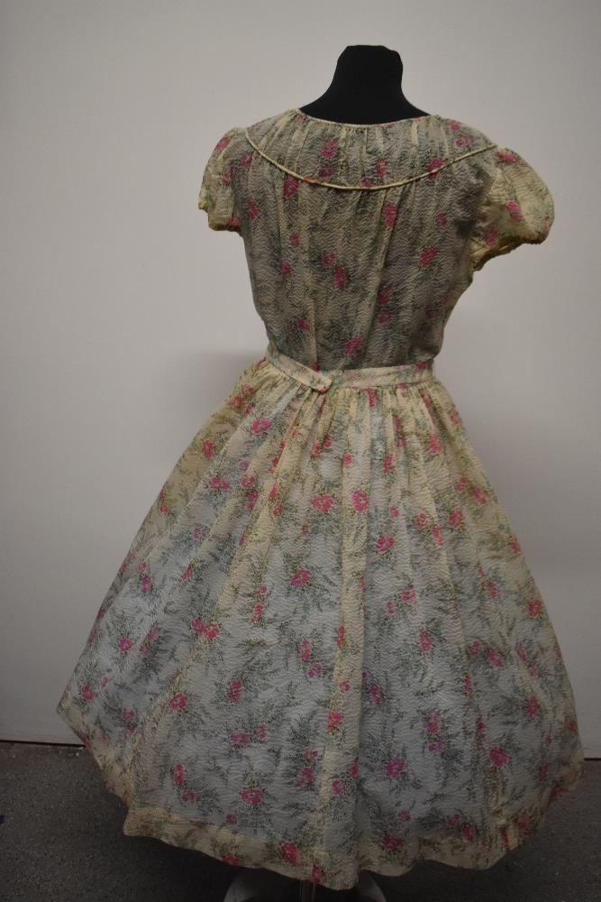 A Late 1940s semi sheer seersucker day dress, having delicate floral sprig pattern, scoop neckline - Image 8 of 10