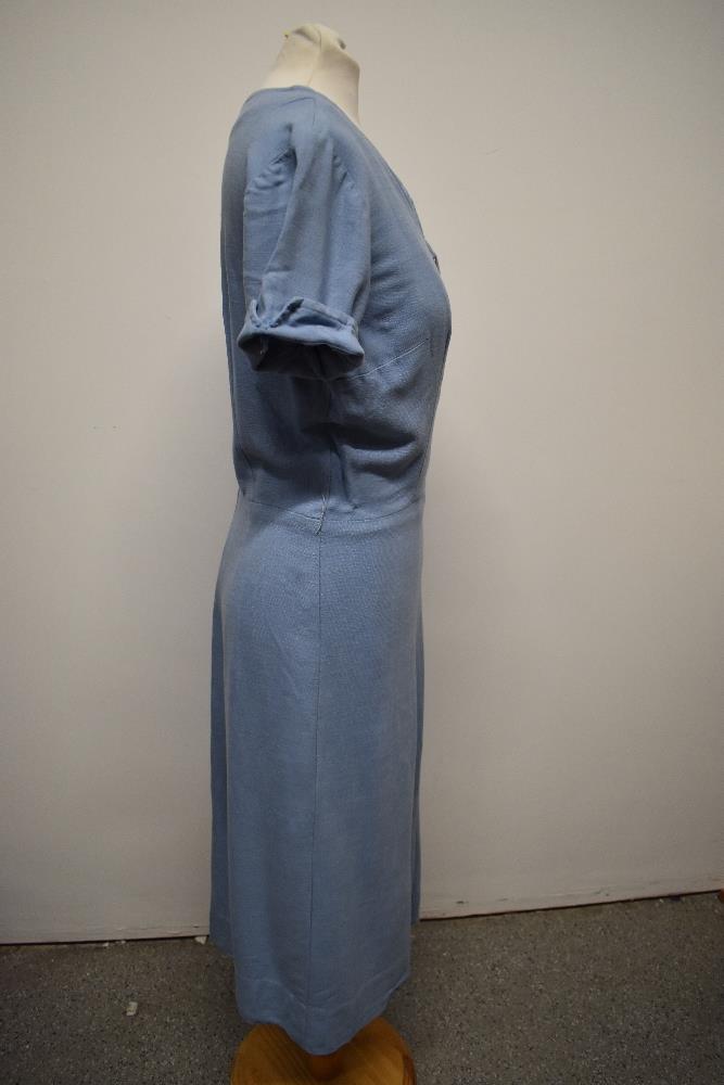 A simple, yet highly effective 1940s blue linen day dress, having side metal zip and button front - Image 3 of 5