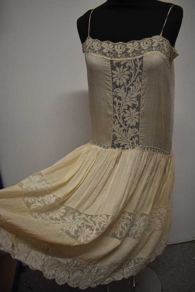 A beautiful 1920s fine cream silk and lace petticoat, small to medium size. - Image 3 of 10