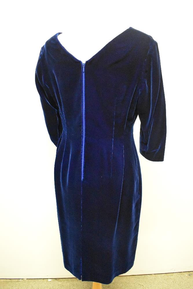 A 1960s midnight blue velvet wiggle dress, medium size. - Image 4 of 4