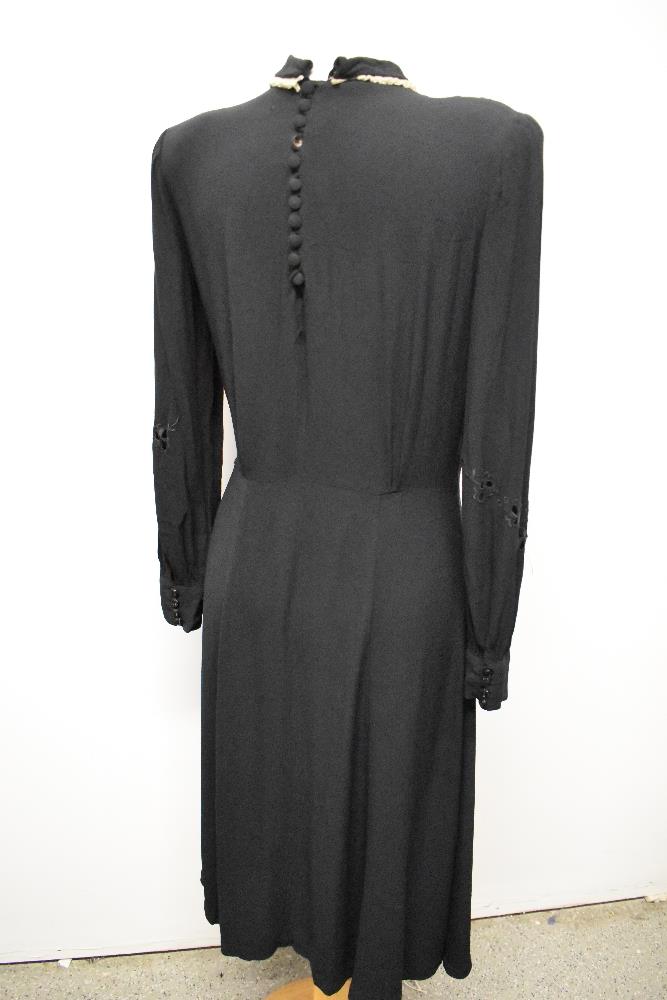 An unusual 1930s/40s day dress of black crepe with floral cut work to bodice and sleeves, lace - Image 8 of 10