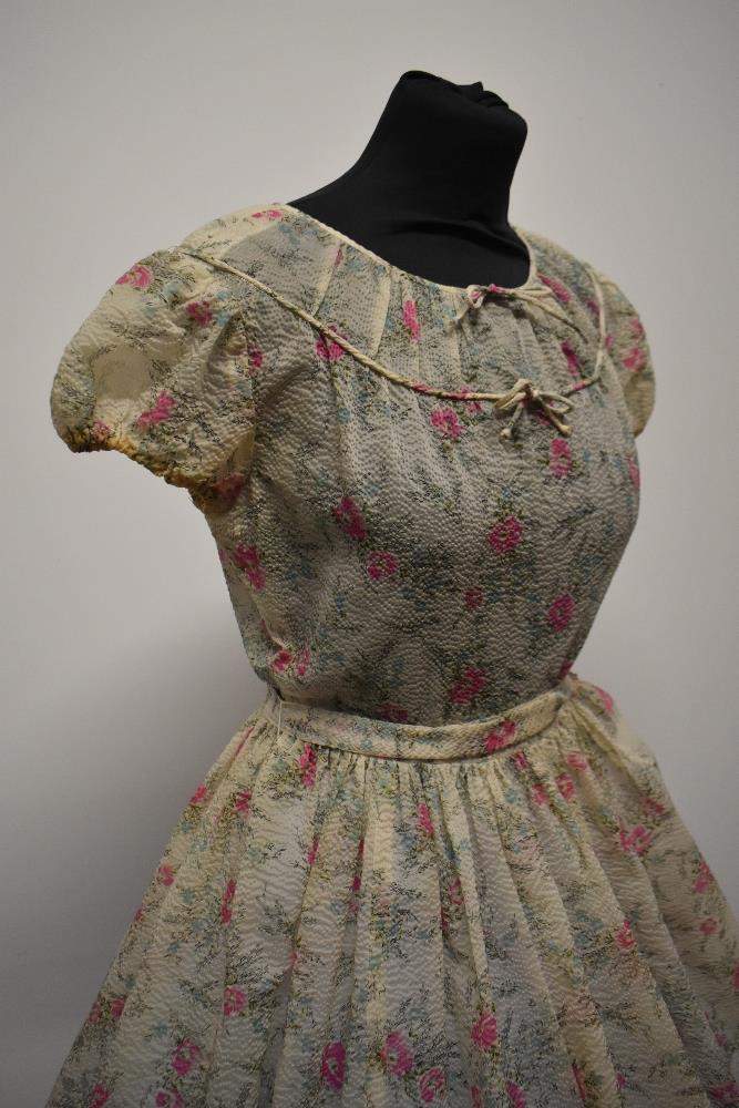 A Late 1940s semi sheer seersucker day dress, having delicate floral sprig pattern, scoop neckline - Image 3 of 10