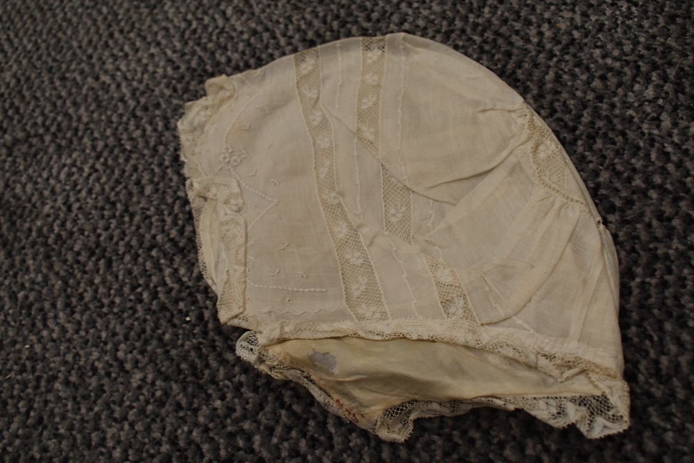 Seven Victorian and Edwardian children's and babies bonnets, including finely embroidered example. - Image 9 of 11