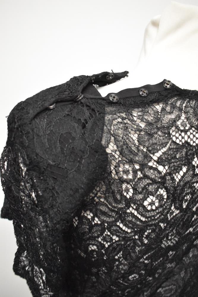 An early 1940s sheer black lace day dress, having bow detail to bust, side press stud fastening - Image 5 of 7