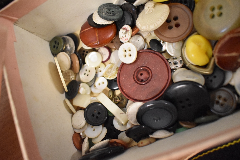 A vintage green case, containing an assortment of thread, buttons, needles, crotchet hooks etc. - Image 5 of 5