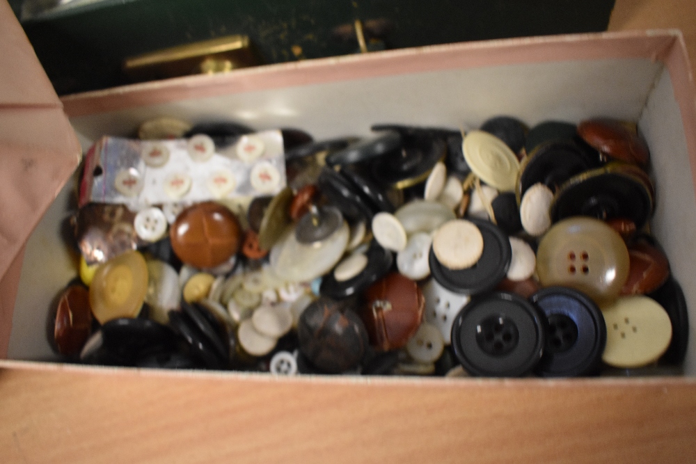 A vintage green case, containing an assortment of thread, buttons, needles, crotchet hooks etc. - Image 3 of 5