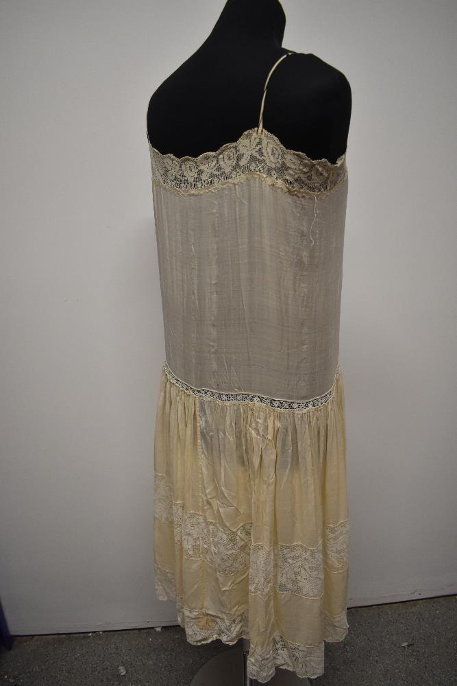 A beautiful 1920s fine cream silk and lace petticoat, small to medium size. - Image 7 of 10