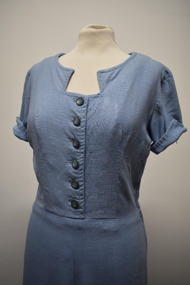 A simple, yet highly effective 1940s blue linen day dress, having side metal zip and button front - Image 5 of 5