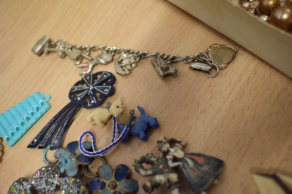 A mixed lot of vintage and antique jewellery, including charm bracelet and mid century novelty - Image 4 of 5