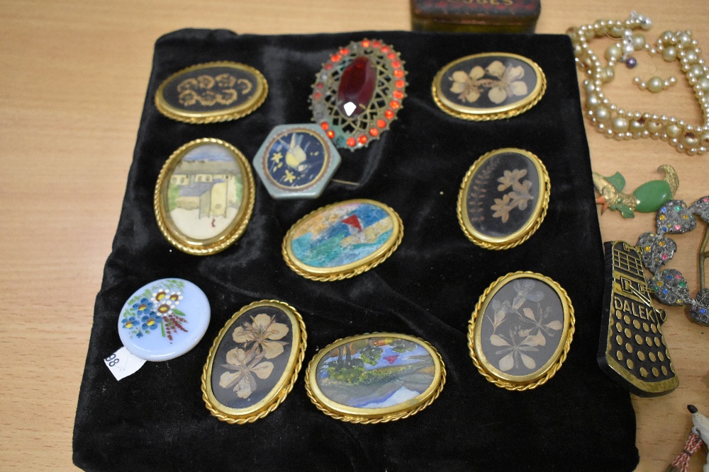 A mixed lot of vintage and antique jewellery, including charm bracelet and mid century novelty - Image 2 of 5