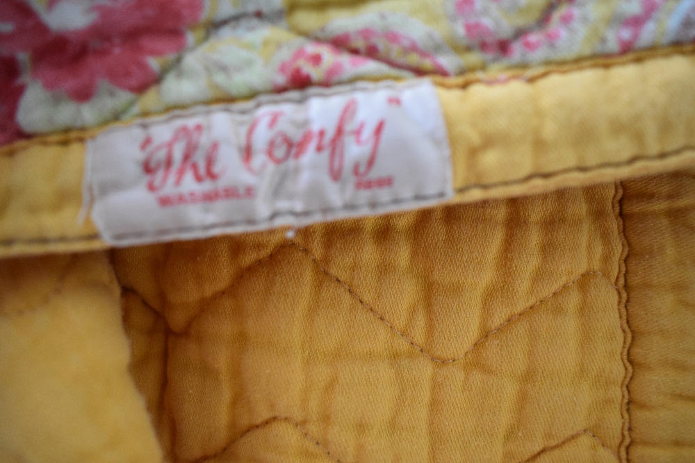 A 1930s/40s 'The Comfy' quilt, having paisley diamond to centre with block yellow surround and - Image 5 of 5