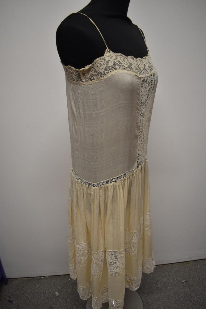 A beautiful 1920s fine cream silk and lace petticoat, small to medium size. - Image 6 of 10