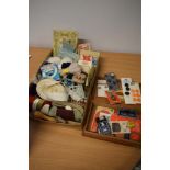 A mixed lot of vintage haberdashery, including needles, wool, fastenings and much more.