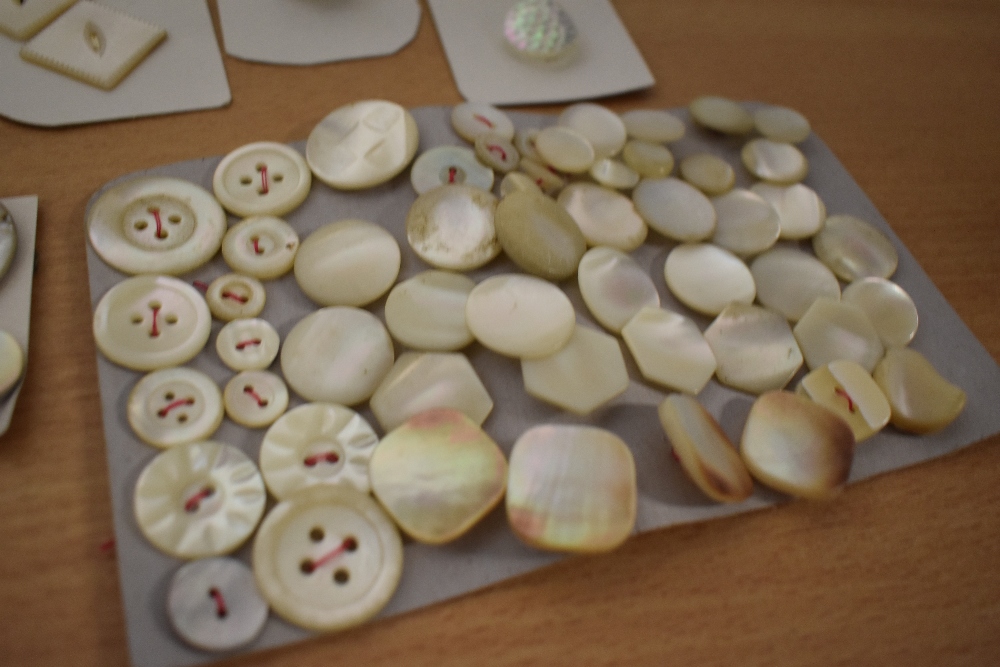 A small collection of vintage and antique buttons including mother of pearl and iridescent glass, - Image 4 of 5