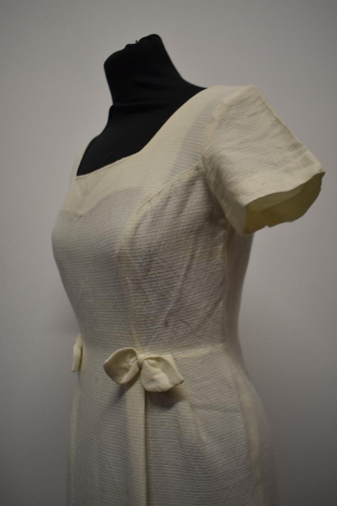 A late 1950s cream textured wiggle dress (wool blend or similar) having scoop neckline bows to hip - Image 7 of 8