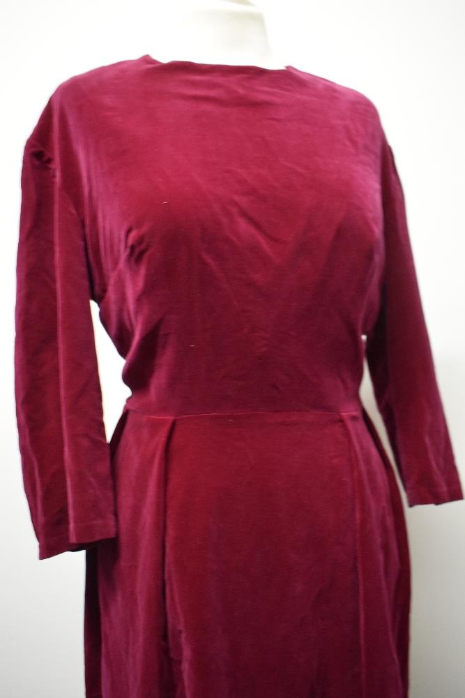 The most wonderfully coloured mulberry/deep cerise velvet 1950s day dress having pleats to skirt, - Image 4 of 7