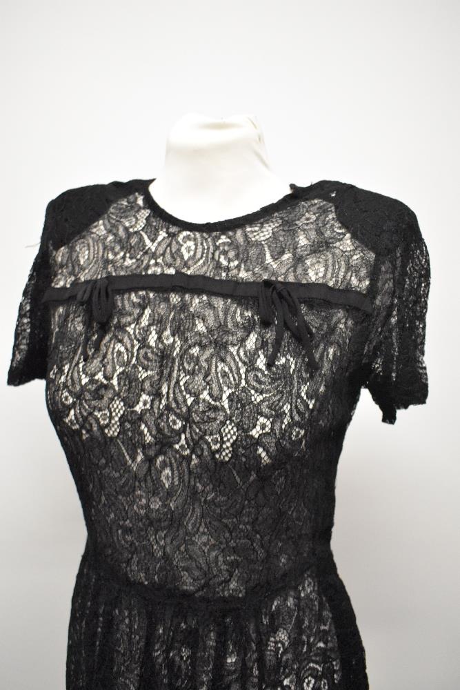 An early 1940s sheer black lace day dress, having bow detail to bust, side press stud fastening - Image 2 of 7