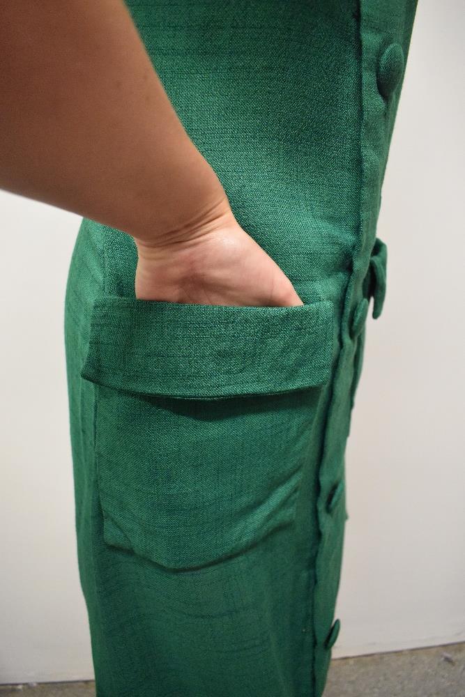 An early 1960s emerald green linen mini dress, having large self covered faux button detail to - Image 4 of 6