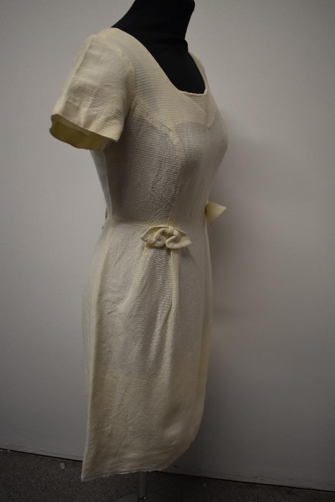 A late 1950s cream textured wiggle dress (wool blend or similar) having scoop neckline bows to hip - Image 4 of 8