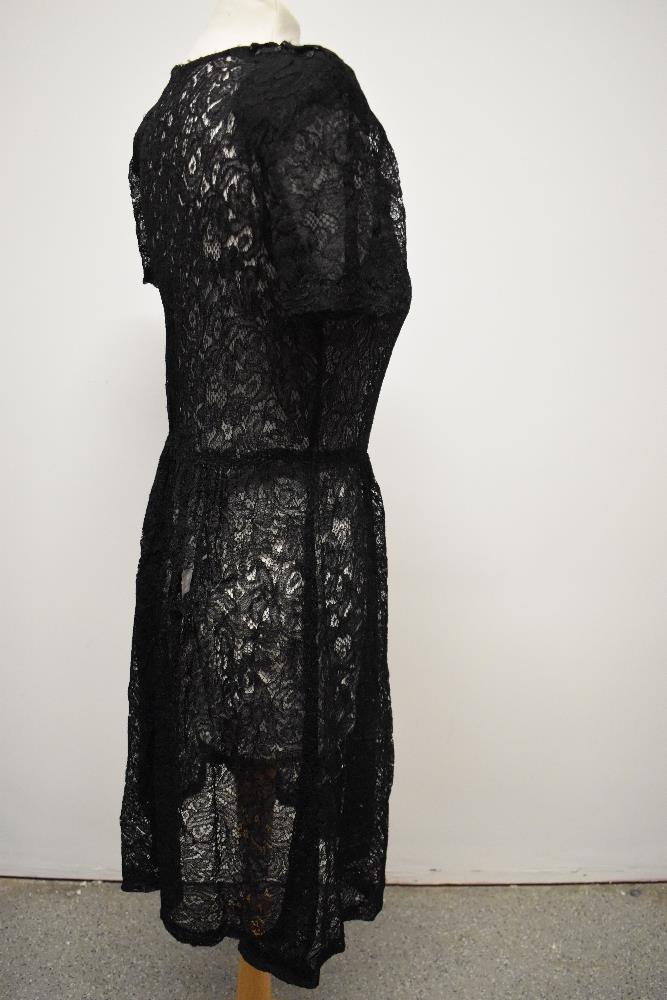 An early 1940s sheer black lace day dress, having bow detail to bust, side press stud fastening - Image 3 of 7