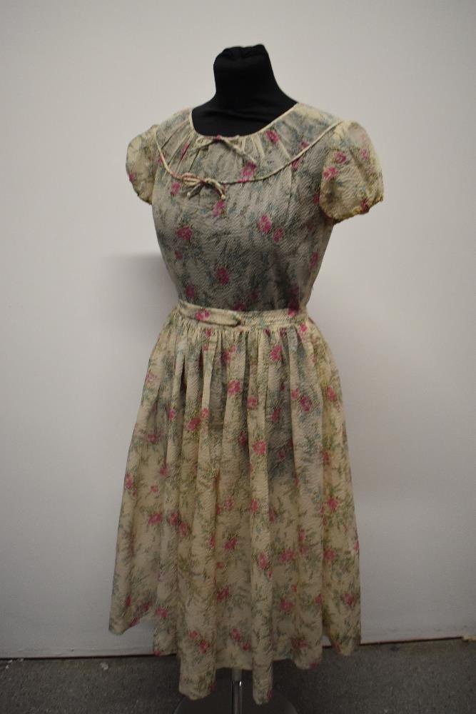 A Late 1940s semi sheer seersucker day dress, having delicate floral sprig pattern, scoop neckline - Image 9 of 10