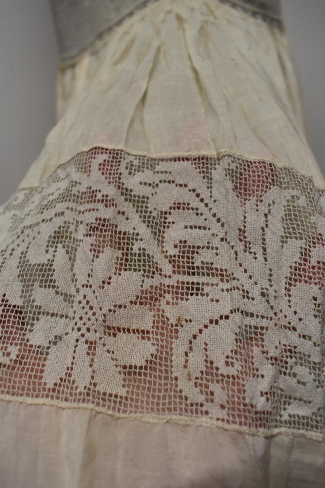A beautiful 1920s fine cream silk and lace petticoat, small to medium size. - Image 8 of 10