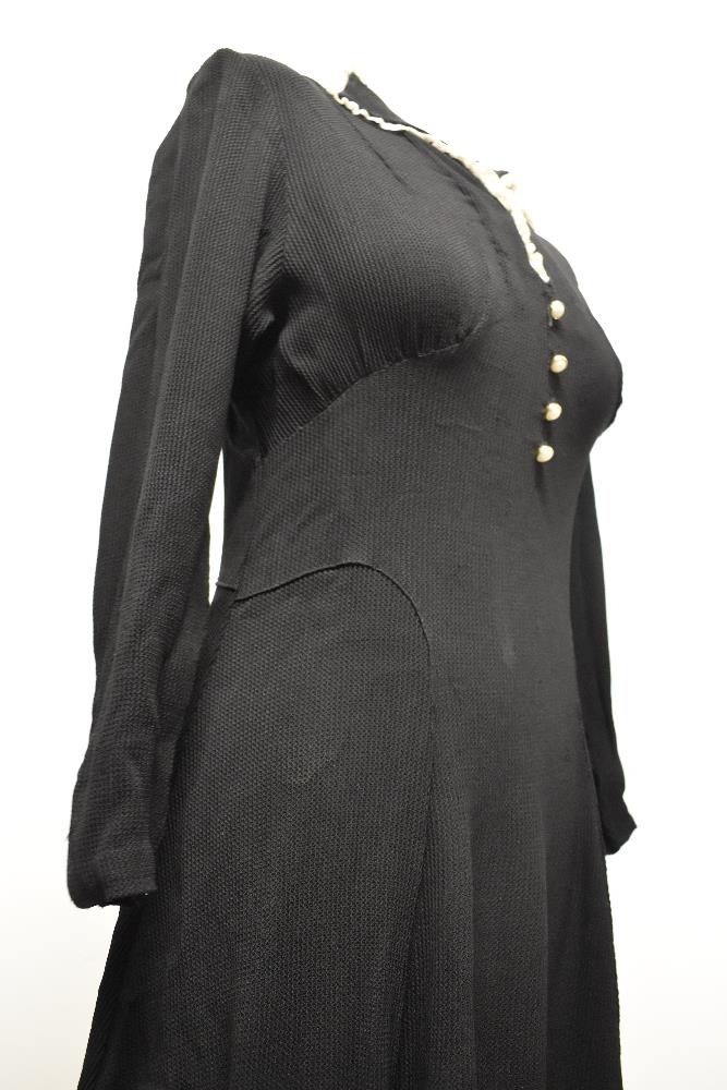 A late 1930s/40s day dress in black seersuker crepe cut on the bias, giving a lovely clingy fit, - Image 5 of 9