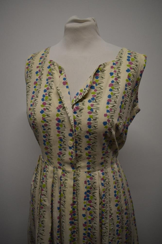 A 1950s medium weight floral cotton day dress having pleated skirt, button front and side press stud - Image 2 of 7