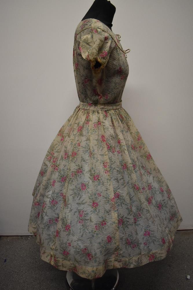 A Late 1940s semi sheer seersucker day dress, having delicate floral sprig pattern, scoop neckline - Image 7 of 10