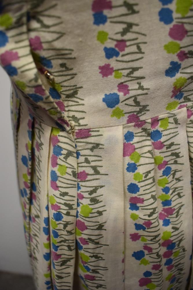 A 1950s medium weight floral cotton day dress having pleated skirt, button front and side press stud - Image 6 of 7