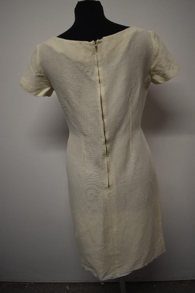 A late 1950s cream textured wiggle dress (wool blend or similar) having scoop neckline bows to hip - Image 5 of 8