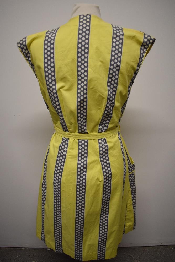 A rather fun 1950s cotton day dress, in medium weight cotton, having bands of grey with white - Image 6 of 8